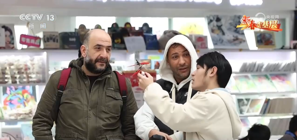 指成拳”凝聚合力 “品牌出海”成为义乌热词mg不朽情缘游戏登录入口新春走基层 “攥(图4)